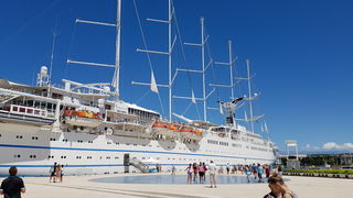 Guštanje u valovima i glazbi Morskih orgulja, a sliku je upotpunio jedrenjak Club Med 2. Foto: Mladen Malik Guštanje u valovima i glazbi Morskih orgulja, a sliku je upotpunio jedrenjak Club Med 2. Foto: Mladen Malik