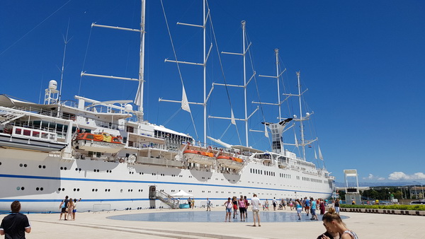 Guštanje u valovima i glazbi Morskih orgulja, a sliku je upotpunio jedrenjak Club Med 2. Foto: Mladen Malik Guštanje u valovima i glazbi Morskih orgulja, a sliku je upotpunio jedrenjak Club Med 2. Foto: Mladen Malik