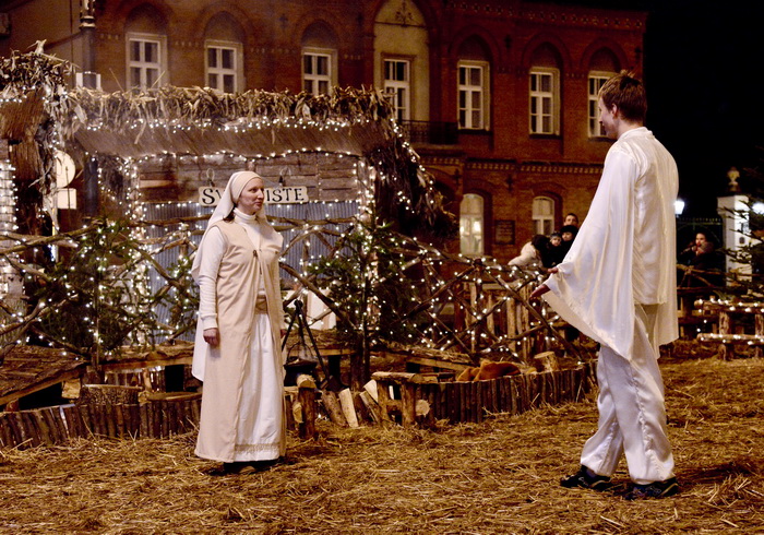 Zagreb, 221212.
Kaptol.
Zajednica Cenacolo vec 13 godina ispred Katedrale na Kaptolu u bozicno vrijeme priredjuje Zive jaslice.
Na fotografiji: detalj sa priredbe.
Foto: Admir Buljubasic / CROPIX Zagreb, 221212.
Kaptol.
Zajednica Cenacolo vec 13 godina ispred Katedrale na Kaptolu u bozicno vrijeme priredjuje Zive jaslice.
Na fotografiji: detalj sa priredbe.
Foto: Admir Buljubasic / CROPIX