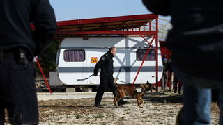 Vir, 190213.
Otok Vir. 
Kao sto je i najavljeno, pocelo je rusenje ilegalnih objekata. Polazisna tocka bagera je otok Vir na kojem je oko 8.000 bespravno izgradjenih objekata. Nesto prije 9 sati prvi je bager stigao na taj otok. Policija asistira na podru