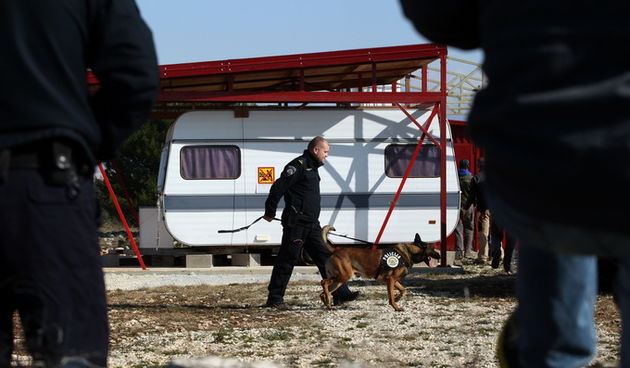 Vir, 190213.
Otok Vir. 
Kao sto je i najavljeno, pocelo je rusenje ilegalnih objekata. Polazisna tocka bagera je otok Vir na kojem je oko 8.000 bespravno izgradjenih objekata. Nesto prije 9 sati prvi je bager stigao na taj otok. Policija asistira na podru