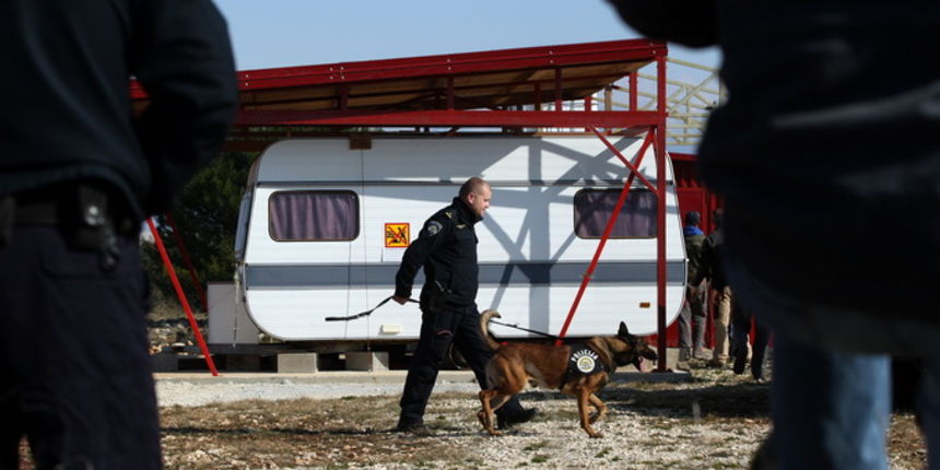 Vir, 190213.
Otok Vir.
Kao sto je i najavljeno, pocelo je rusenje ilegalnih objekata. Polazisna tocka bagera je otok Vir na kojem je oko 8.000 bespravno izgradjenih objekata. Nesto prije 9 sati prvi je bager stigao na taj otok. Policija asistira na podru Vir, 190213.
Otok Vir.
Kao sto je i najavljeno, pocelo je rusenje ilegalnih objekata. Polazisna tocka bagera je otok Vir na kojem je oko 8.000 bespravno izgradjenih objekata. Nesto prije 9 sati prvi je bager stigao na taj otok. Policija asistira na podru