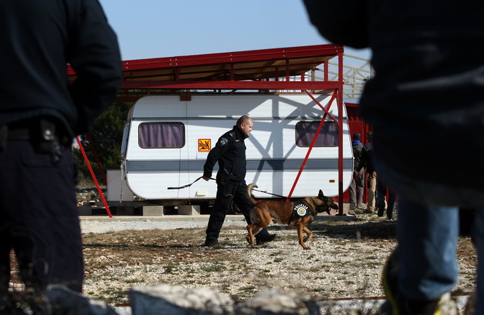 Vir, 190213.
Otok Vir. 
Kao sto je i najavljeno, pocelo je rusenje ilegalnih objekata. Polazisna tocka bagera je otok Vir na kojem je oko 8.000 bespravno izgradjenih objekata. Nesto prije 9 sati prvi je bager stigao na taj otok. Policija asistira na podru