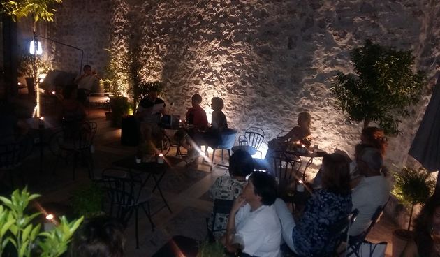 Veronika Santo, Almayer