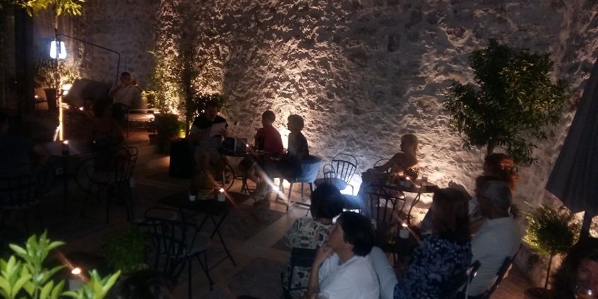 Veronika Santo, Almayer