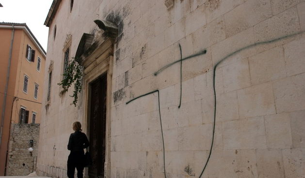 Zadar, 301109.
Na procelju pravoslavne crkve Sv. Ilije u Zadru nepoznati pocinitelji su iscrtali  grafit s ustaskim obiljezljem.
Foto :Branislav Grgurovic / CROPIX