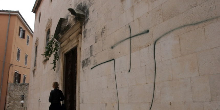 Zadar, 301109.
Na procelju pravoslavne crkve Sv. Ilije u Zadru nepoznati pocinitelji su iscrtali  grafit s ustaskim obiljezljem.
Foto :Branislav Grgurovic / CROPIX