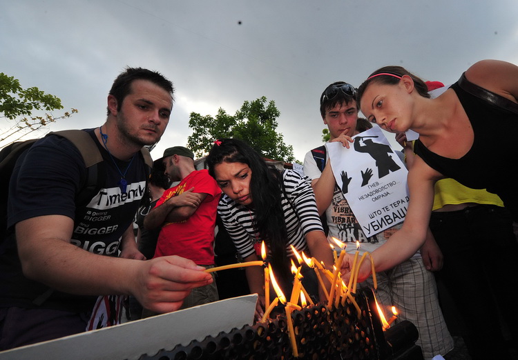 Skopje, 080611.
Veceras je u Skopju odrzan prosvjed protiv policijskog nasilja. Povod je ubojstvo 22-godisnjeg Martina Neshkovskog kojeg je u nedjelju navecer na trgu kada se slavila pobjeda nakon izbora, do smrti pretukao Igor Spasov, pripadnik makedons Skopje, 080611.
Veceras je u Skopju odrzan prosvjed protiv policijskog nasilja. Povod je ubojstvo 22-godisnjeg Martina Neshkovskog kojeg je u nedjelju navecer na trgu kada se slavila pobjeda nakon izbora, do smrti pretukao Igor Spasov, pripadnik makedons