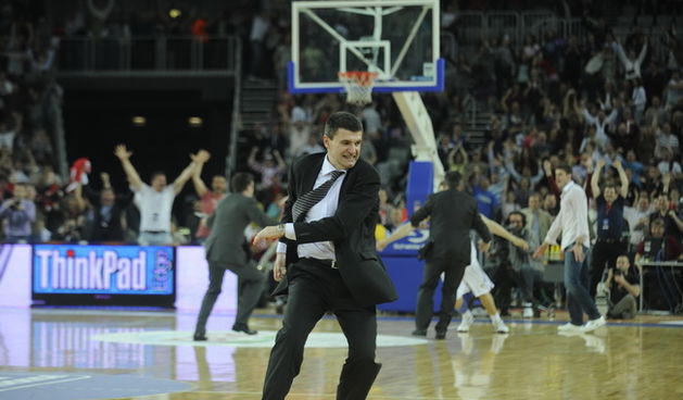 Zagreb, 250410.
Arena Zagreb.
Zavrsnica kosarkaske regionalne lige, finalna utakmica Nlb lige izmedju Cibone i Partizana.
Na slici: slavlje Perasovica nakon kosa Bogdanovica na centru terena.
Foto: Drago Sopta / CROPIX