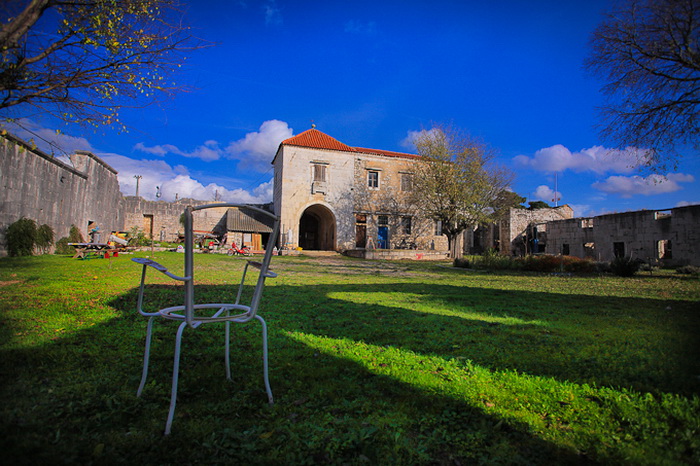 Vrana: Maskovica han, Foto: Leo Banic Vrana: Maskovica han, Foto: Leo Banic