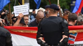 Srb: Uz Thompsonove pjesme prosvjednici ispred interventne policije protiv obljetnice Ustanka, Photo: Dino Stanin/PIXSELL