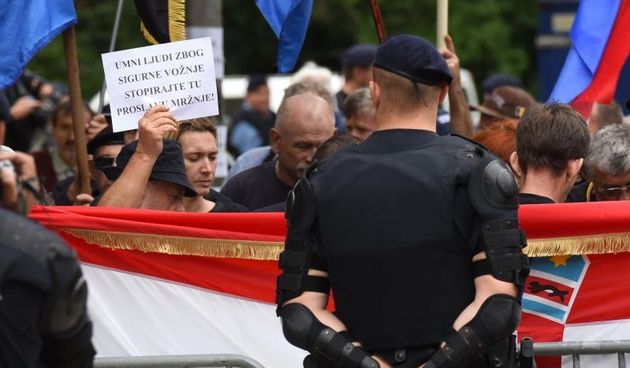 Srb: Uz Thompsonove pjesme prosvjednici ispred interventne policije protiv obljetnice Ustanka, Photo: Dino Stanin/PIXSELL