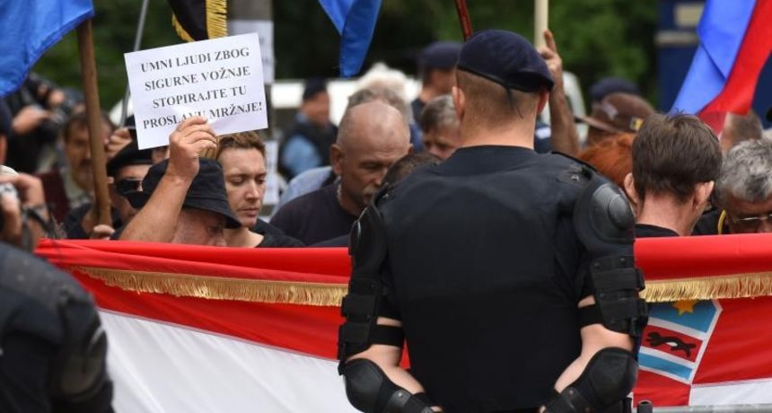 Srb: Uz Thompsonove pjesme prosvjednici ispred interventne policije protiv obljetnice Ustanka, Photo: Dino Stanin/PIXSELL Srb: Uz Thompsonove pjesme prosvjednici ispred interventne policije protiv obljetnice Ustanka, Photo: Dino Stanin/PIXSELL