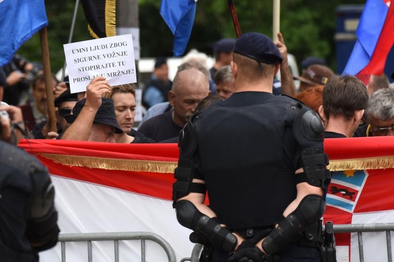Srb: Uz Thompsonove pjesme prosvjednici ispred interventne policije protiv obljetnice Ustanka, Photo: Dino Stanin/PIXSELL