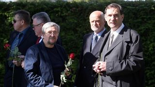 Izaslanstvo SDP-a položilo vijence prvom predsjedniku stranke Ivici Račanu Izaslanstvo SDP-a položilo vijence prvom predsjedniku stranke Ivici Račanu