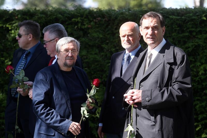 Izaslanstvo SDP-a položilo vijence prvom predsjedniku stranke Ivici Račanu Izaslanstvo SDP-a položilo vijence prvom predsjedniku stranke Ivici Račanu