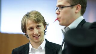 Luki Modriću u dječjoj bolnici u Klaićevoj uručena nagrada nogometaša godine, Photo: Petar Glebov/PIXSELL Luki Modriću u dječjoj bolnici u Klaićevoj uručena nagrada nogometaša godine, Photo: Petar Glebov/PIXSELL