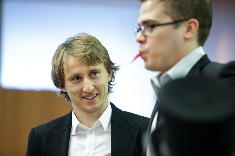 Luki Modriću u dječjoj bolnici u Klaićevoj uručena nagrada nogometaša godine, Photo: Petar Glebov/PIXSELL Luki Modriću u dječjoj bolnici u Klaićevoj uručena nagrada nogometaša godine, Photo: Petar Glebov/PIXSELL