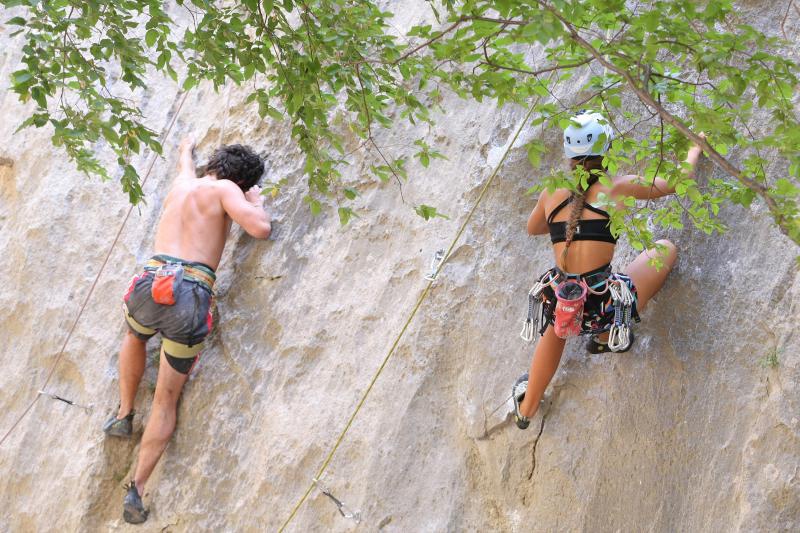 Penjači uživaju u kanjonu Paklenice, Foto: Dino Stanin Penjači uživaju u kanjonu Paklenice, Foto: Dino Stanin