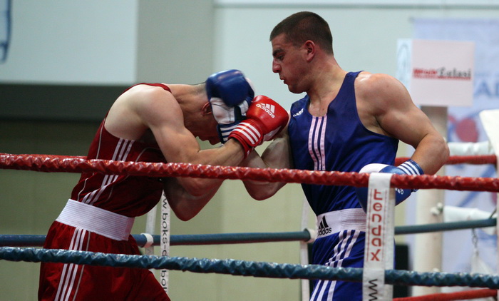 Zadar, 200413.
Dvorana Kresimira Cosica.
Prvenstvo Hrvatske u boksu.
Na fotografiji: Josip Bepo Filipi (Zlatna rukavica, plavi) i Marin Mindoljevic (Marijan, crveni).
Foto: Jure Miskovic / CROPIX Zadar, 200413.
Dvorana Kresimira Cosica.
Prvenstvo Hrvatske u boksu.
Na fotografiji: Josip Bepo Filipi (Zlatna rukavica, plavi) i Marin Mindoljevic (Marijan, crveni).
Foto: Jure Miskovic / CROPIX