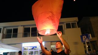 U Vodicama pušteni lampioni za tragično stradale vatrogasce na Kornatima U Vodicama pušteni lampioni za tragično stradale vatrogasce na Kornatima