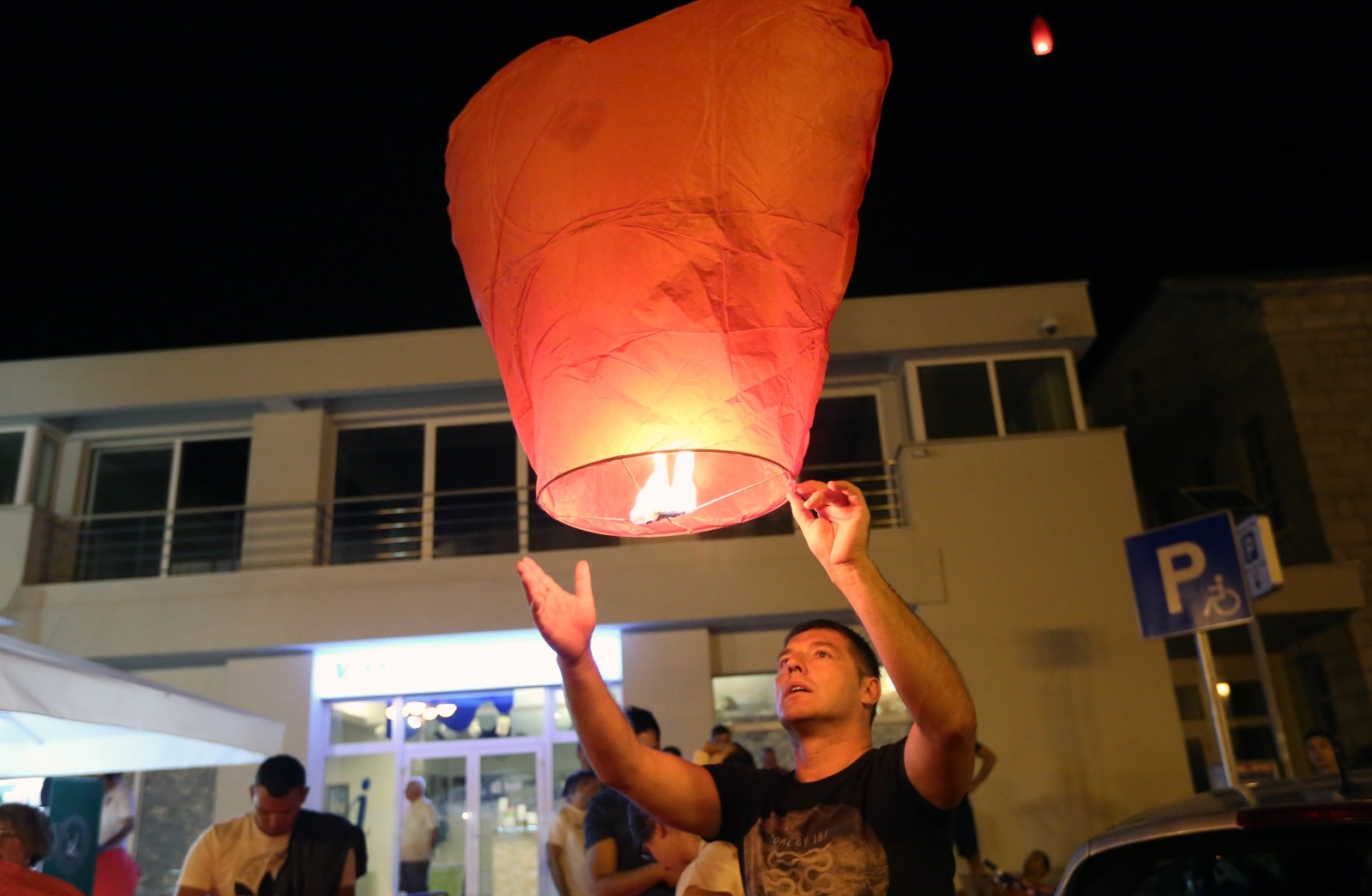 U Vodicama pušteni lampioni za tragično stradale vatrogasce na Kornatima U Vodicama pušteni lampioni za tragično stradale vatrogasce na Kornatima