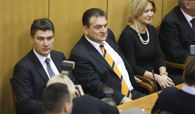 Zagreb, 231211.
Hrvatski Sabor u nastavku izvanredne sjednice glasuje o povjerenju novoj Vladi Zorana Milanovica. 
Na slici: Zoran Milanovic, Radimir Cacic i Milanka Opacic. 
Foto: Goran Mehkek / CROPIX
