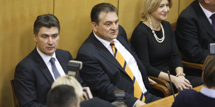 Zagreb, 231211.
Hrvatski Sabor u nastavku izvanredne sjednice glasuje o povjerenju novoj Vladi Zorana Milanovica.
Na slici: Zoran Milanovic, Radimir Cacic i Milanka Opacic.
Foto: Goran Mehkek / CROPIX Zagreb, 231211.
Hrvatski Sabor u nastavku izvanredne sjednice glasuje o povjerenju novoj Vladi Zorana Milanovica.
Na slici: Zoran Milanovic, Radimir Cacic i Milanka Opacic.
Foto: Goran Mehkek / CROPIX