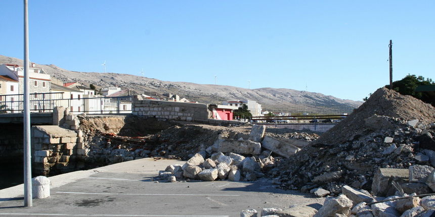 Pag – obnova starog mosta (foto: J.Portada) Pag – obnova starog mosta (foto: J.Portada)