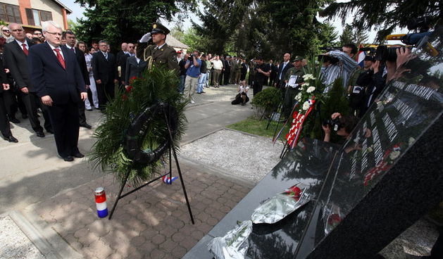 Borovo, 020510.
Vrh drzave okupio se na 19. obljetnici pogibije 12 hrvatskih policajaca u selu Borovo kod Vukovara. 
Na fotografiji: predsjednik RH Ivo Josipovic polaze vijenac
Foto: Damir Glibusic / CROPIX