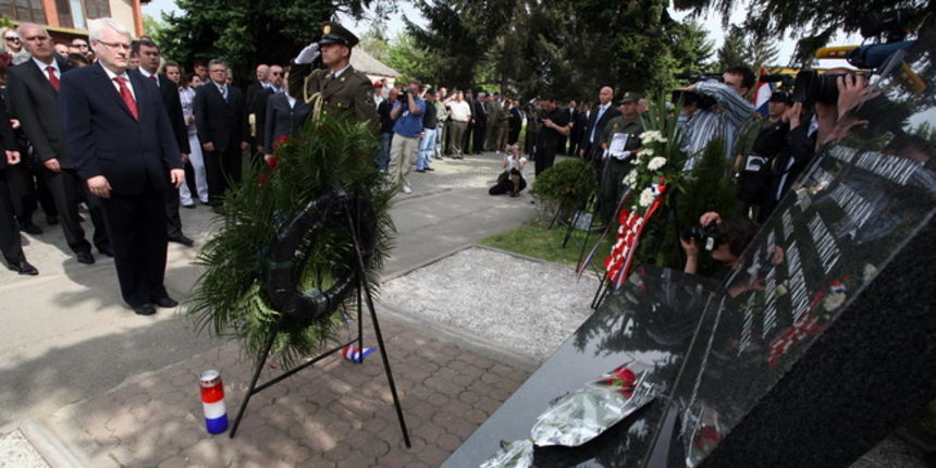 Borovo, 020510.
Vrh drzave okupio se na 19. obljetnici pogibije 12 hrvatskih policajaca u selu Borovo kod Vukovara.
Na fotografiji: predsjednik RH Ivo Josipovic polaze vijenac
Foto: Damir Glibusic / CROPIX Borovo, 020510.
Vrh drzave okupio se na 19. obljetnici pogibije 12 hrvatskih policajaca u selu Borovo kod Vukovara.
Na fotografiji: predsjednik RH Ivo Josipovic polaze vijenac
Foto: Damir Glibusic / CROPIX