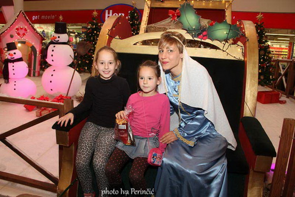 Sv. Luce razveselila mališane u Supernova centru, Foto: Iva Perinčić Sv. Luce razveselila mališane u Supernova centru, Foto: Iva Perinčić