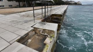 Nakon juga ostala oštećenja na zadarskoj rivi. Foto: Dino Stanin/PIXSELL