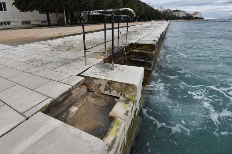 Nakon juga ostala oštećenja na zadarskoj rivi. Foto: Dino Stanin/PIXSELL