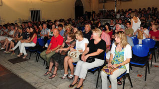 Zadar, 19.07.2012. snimio: Nenad Marčev
Tetar Gavran, Zagreb
Miro Gavran
komedija
Pacijent doktora Freuda
redatelj: Robert Raponja
igraju: Peđa Gvozdić, Jakov Gavran, Ana-Marija Percaić
18. ZADARSKO KAZALIŠNO LJETO
Dvorište providurove pala Zadar, 19.07.2012. snimio: Nenad Marčev
Tetar Gavran, Zagreb
Miro Gavran
komedija
Pacijent doktora Freuda
redatelj: Robert Raponja
igraju: Peđa Gvozdić, Jakov Gavran, Ana-Marija Percaić
18. ZADARSKO KAZALIŠNO LJETO
Dvorište providurove pala