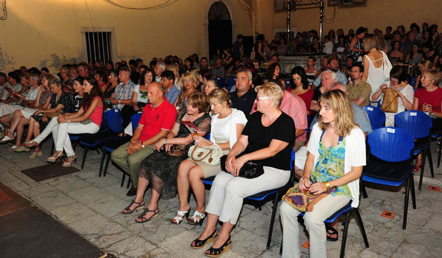 Zadar, 19.07.2012. snimio: Nenad Marčev 
Tetar Gavran, Zagreb 
Miro Gavran 
komedija 
Pacijent doktora Freuda 
redatelj: Robert Raponja 
igraju: Peđa Gvozdić, Jakov Gavran, Ana-Marija Percaić 
18. ZADARSKO KAZALIŠNO LJETO 
Dvorište providurove pala