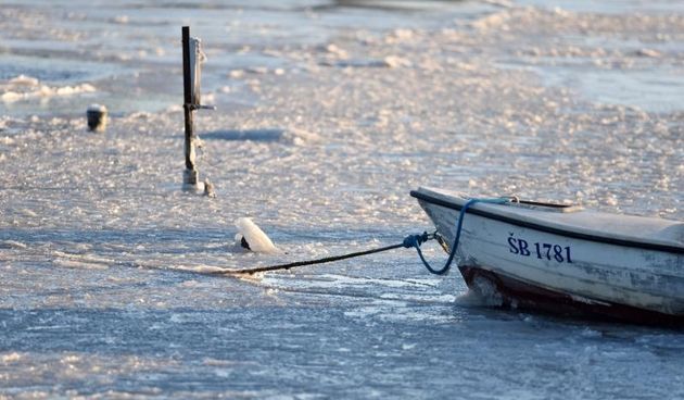 Arktički prizori u Šibeniku: zaleđena voda u fontani i brodice okovane ledom u Jadrtovcu