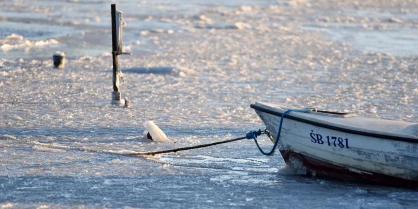 Arktički prizori u Šibeniku: zaleđena voda u fontani i brodice okovane ledom u Jadrtovcu