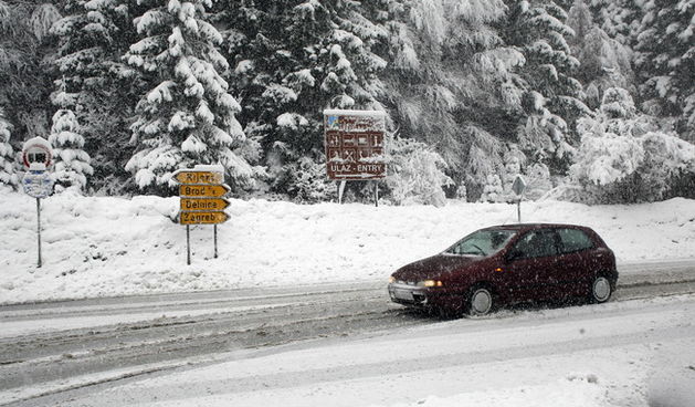 Delnice, 031109.
U Gorskom kotaru od nocas pada snijeg koji se zadrzava na kolniku. Za sada nije uzrokovao vece probleme u prometu. Na slici: stara cesta Rijeka – Zagreb znatno je losije ociscena od autocesta.
Foto: Tea Cimas / Cropix