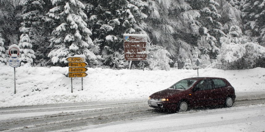 Delnice, 031109.
U Gorskom kotaru od nocas pada snijeg koji se zadrzava na kolniku. Za sada nije uzrokovao vece probleme u prometu. Na slici: stara cesta Rijeka – Zagreb znatno je losije ociscena od autocesta.
Foto: Tea Cimas / Cropix Delnice, 031109.
U Gorskom kotaru od nocas pada snijeg koji se zadrzava na kolniku. Za sada nije uzrokovao vece probleme u prometu. Na slici: stara cesta Rijeka – Zagreb znatno je losije ociscena od autocesta.
Foto: Tea Cimas / Cropix