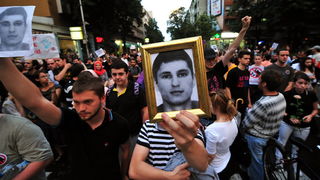 Skopje, 080611.
Veceras je u Skopju odrzan prosvjed protiv policijskog nasilja. Povod je ubojstvo 22-godisnjeg Martina Neshkovskog kojeg je u nedjelju navecer na trgu kada se slavila pobjeda nakon izbora, do smrti pretukao Igor Spasov, pripadnik makedons Skopje, 080611.
Veceras je u Skopju odrzan prosvjed protiv policijskog nasilja. Povod je ubojstvo 22-godisnjeg Martina Neshkovskog kojeg je u nedjelju navecer na trgu kada se slavila pobjeda nakon izbora, do smrti pretukao Igor Spasov, pripadnik makedons