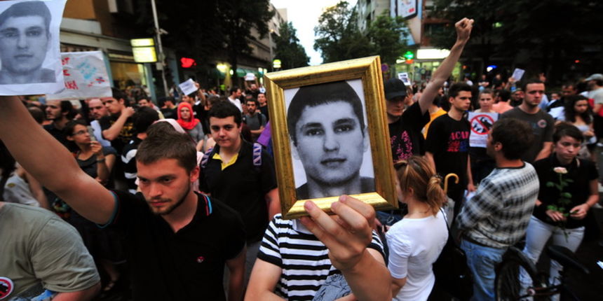 Skopje, 080611.
Veceras je u Skopju odrzan prosvjed protiv policijskog nasilja. Povod je ubojstvo 22-godisnjeg Martina Neshkovskog kojeg je u nedjelju navecer na trgu kada se slavila pobjeda nakon izbora, do smrti pretukao Igor Spasov, pripadnik makedons Skopje, 080611.
Veceras je u Skopju odrzan prosvjed protiv policijskog nasilja. Povod je ubojstvo 22-godisnjeg Martina Neshkovskog kojeg je u nedjelju navecer na trgu kada se slavila pobjeda nakon izbora, do smrti pretukao Igor Spasov, pripadnik makedons