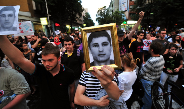 Skopje, 080611.
Veceras je u Skopju odrzan prosvjed protiv policijskog nasilja. Povod je ubojstvo 22-godisnjeg Martina Neshkovskog kojeg je u nedjelju navecer na trgu kada se slavila pobjeda nakon izbora, do smrti pretukao Igor Spasov, pripadnik makedons Skopje, 080611.
Veceras je u Skopju odrzan prosvjed protiv policijskog nasilja. Povod je ubojstvo 22-godisnjeg Martina Neshkovskog kojeg je u nedjelju navecer na trgu kada se slavila pobjeda nakon izbora, do smrti pretukao Igor Spasov, pripadnik makedons