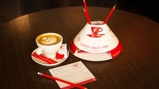 Više od 30.000 ljudi diljem Hrvatske sudjelovalo je 2015. godine u Julius Meinl Poetry projektu te pisanju stihova. A priliku da prvi svoju kavu u 2015. godini plaćaju stihovima imali su Milana Vlaović, Jelena Veljača, Judita Franković, Enes Vejzović, And