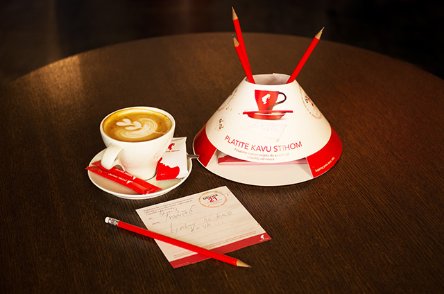 Više od 30.000 ljudi diljem Hrvatske sudjelovalo je 2015. godine u Julius Meinl Poetry projektu te pisanju stihova. A priliku da prvi svoju kavu u 2015. godini plaćaju stihovima imali su Milana Vlaović, Jelena Veljača, Judita Franković, Enes Vejzović, And