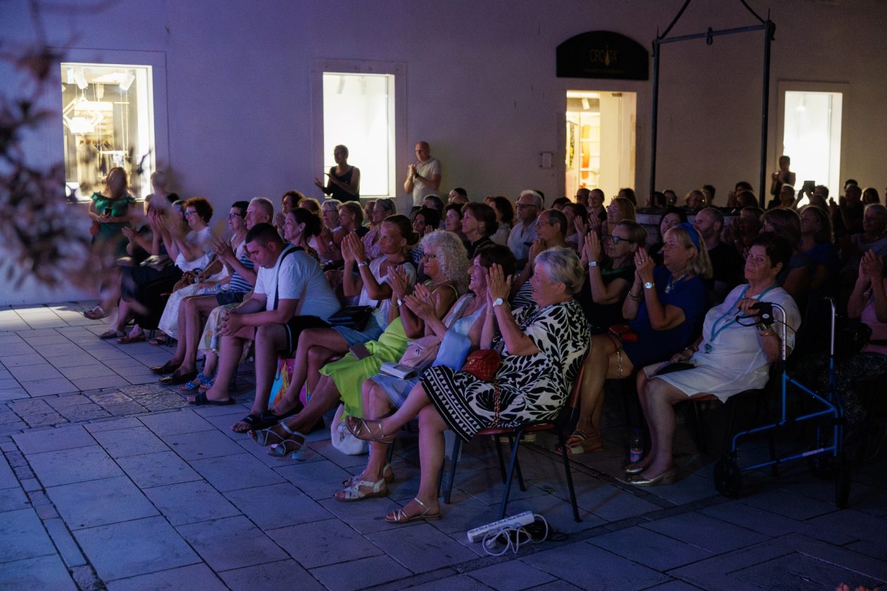 Večer evergreena u atriju palače Cedulin