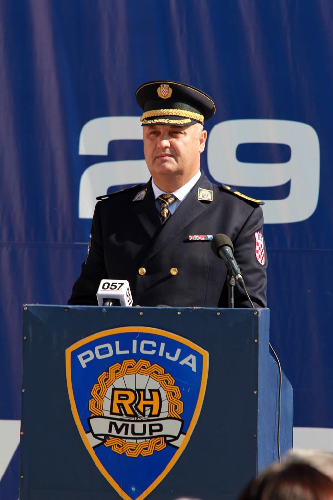 U prigodi Dana hrvatske policije i njihovog zaštitnika Sv.Mihovila danas je u PU Zadarskoj održana prigodna svečanost.U nastavku svečanosti, pokaznu vježbu samoobrane izveli su pripadnici interventne jedinice PU Zadarske te su podijeljena priznanja nagrađ U prigodi Dana hrvatske policije i njihovog zaštitnika Sv.Mihovila danas je u PU Zadarskoj održana prigodna svečanost.U nastavku svečanosti, pokaznu vježbu samoobrane izveli su pripadnici interventne jedinice PU Zadarske te su podijeljena priznanja nagrađ