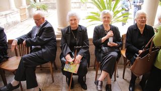 Izložba nosi naziv “Približavanje – stih i slika”, a otvara se u klaustru samostana Sv. Frane. Izložba nosi naziv “Približavanje – stih i slika”, a otvara se u klaustru samostana Sv. Frane.