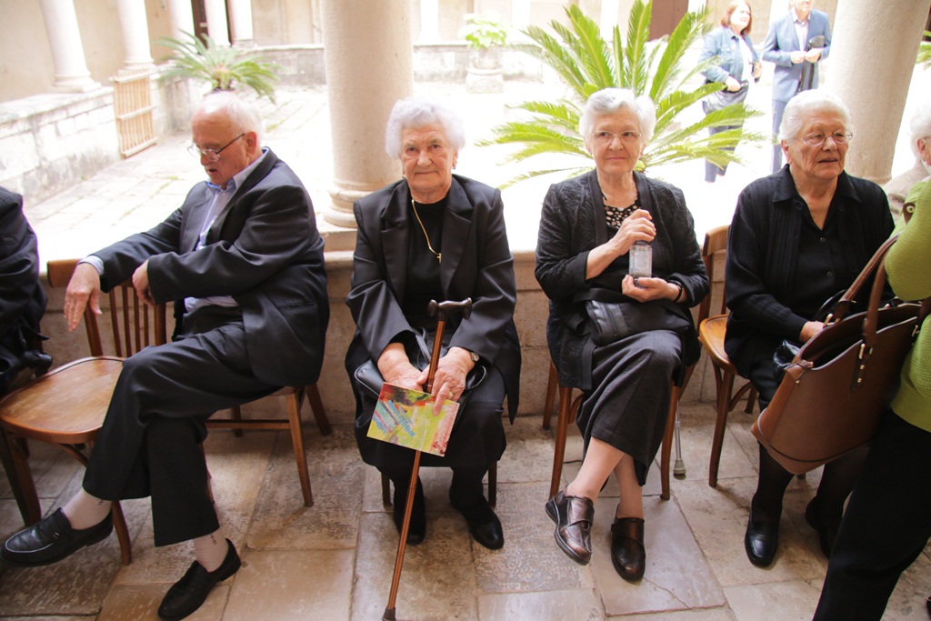 Izložba nosi naziv “Približavanje – stih i slika”, a otvara se u klaustru samostana Sv. Frane. Izložba nosi naziv “Približavanje – stih i slika”, a otvara se u klaustru samostana Sv. Frane.