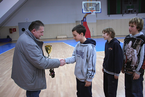 Podjela medalja na Božićnom košarkaškom turniru